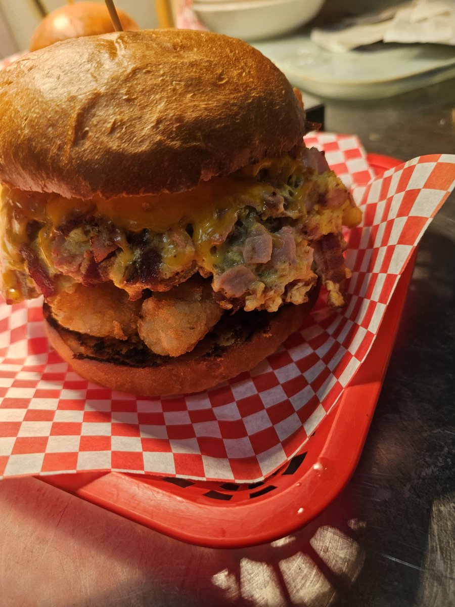 parkerii's tweet image. Hello from Drummond! It&apos;s definitely a big ol burger day here! I  hope that  everyone is having an amazing weekend so far! #Montana  #Chef #resolve #NeverGiveUp