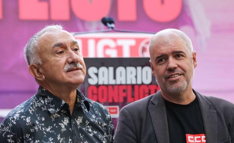 rafetavlc's tweet photo. ¿Alguien los ha visto por Aldaia, Torrente, Chiva, Sedaví, Catarroja, Paiporta, Benetúser, La Torre, Algemesí, Alacuás... quitando barro y repartiendo comida? Yo NO. https://t.co/ucO3ZqJvCh