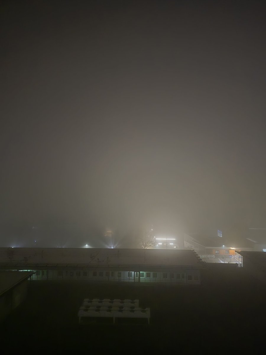 Dieser Moment, wenn du in deiner Nähe Feuerwerk hörst, auf den Balkon stürmst und dann nur das siehst 😐