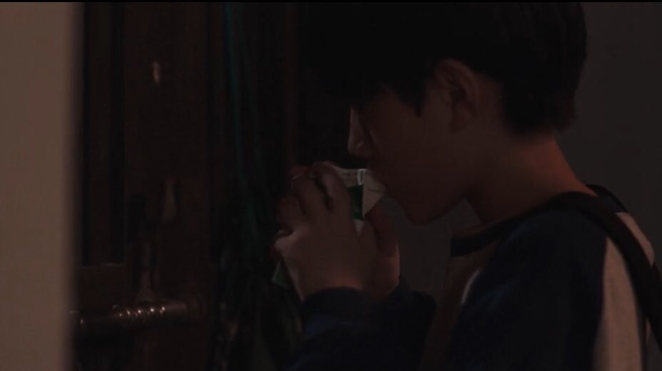 shkdramas's tweet photo. Dohyun has a trauma w/ the food prepared by his mom after he saw her poisoning Mina😭

He’s starving himself at home that he’s stealing milk from the neighbor.

I think this is also the reason why he pushed Eunjin down the stairs coz his mom gave her foods.

 #DoubtEp9 https://t.co/8uusaVCDZw