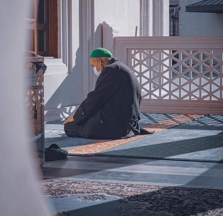 لا تَعصي الله من أجلِ منْ أحبَبته ؛
فقلبُ منْ أحبَبَته ؛
بيد مَنْ قد عَصيّته " 
فأن الله أحن من ألف كتف ٍ محبوب
ومن ألف سَنَد ٍ منك قريب "
هو أقرب لك من نفسك ؛
بل هو أقرب لك من حبل الوريد "
يبقى الله حَيثُ لا يبقى أحد "
فكن لله كما يُريد ؛
يَكن لكَ فوقَ ما تُريد "

#تجليات_الروح