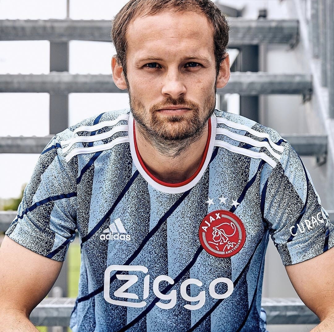 seventeenblind's tweet photo. vraagje, weet ( of heeft ) iemand toevallig  waar je het uitshirt 20/21 van Ajax met 'BLIND 17' erop kan kopen? thamks in advance :) #DB17 https://t.co/1WEqc7PN0a