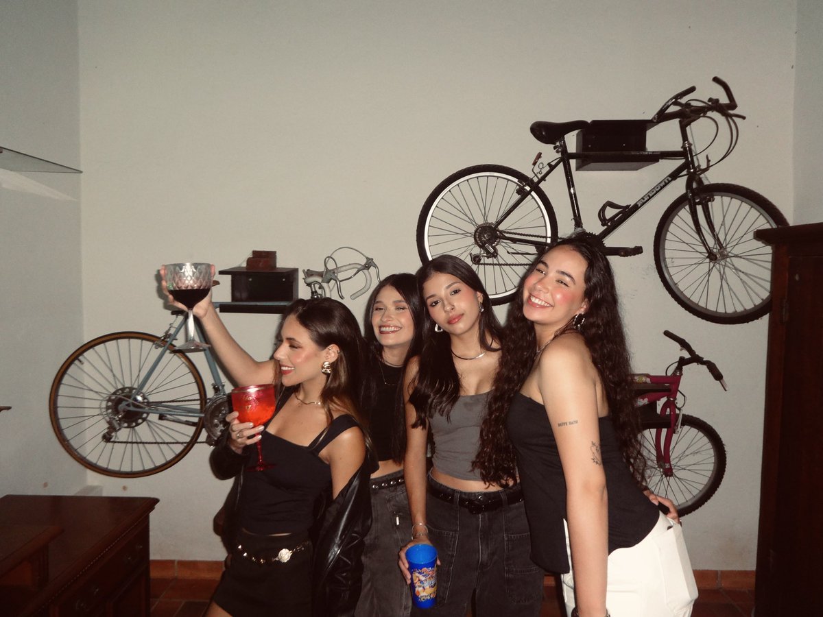 gabiamarga's tweet photo. ❤️‍🔥🍸💫🍒 https://t.co/FBmgGpUT4w