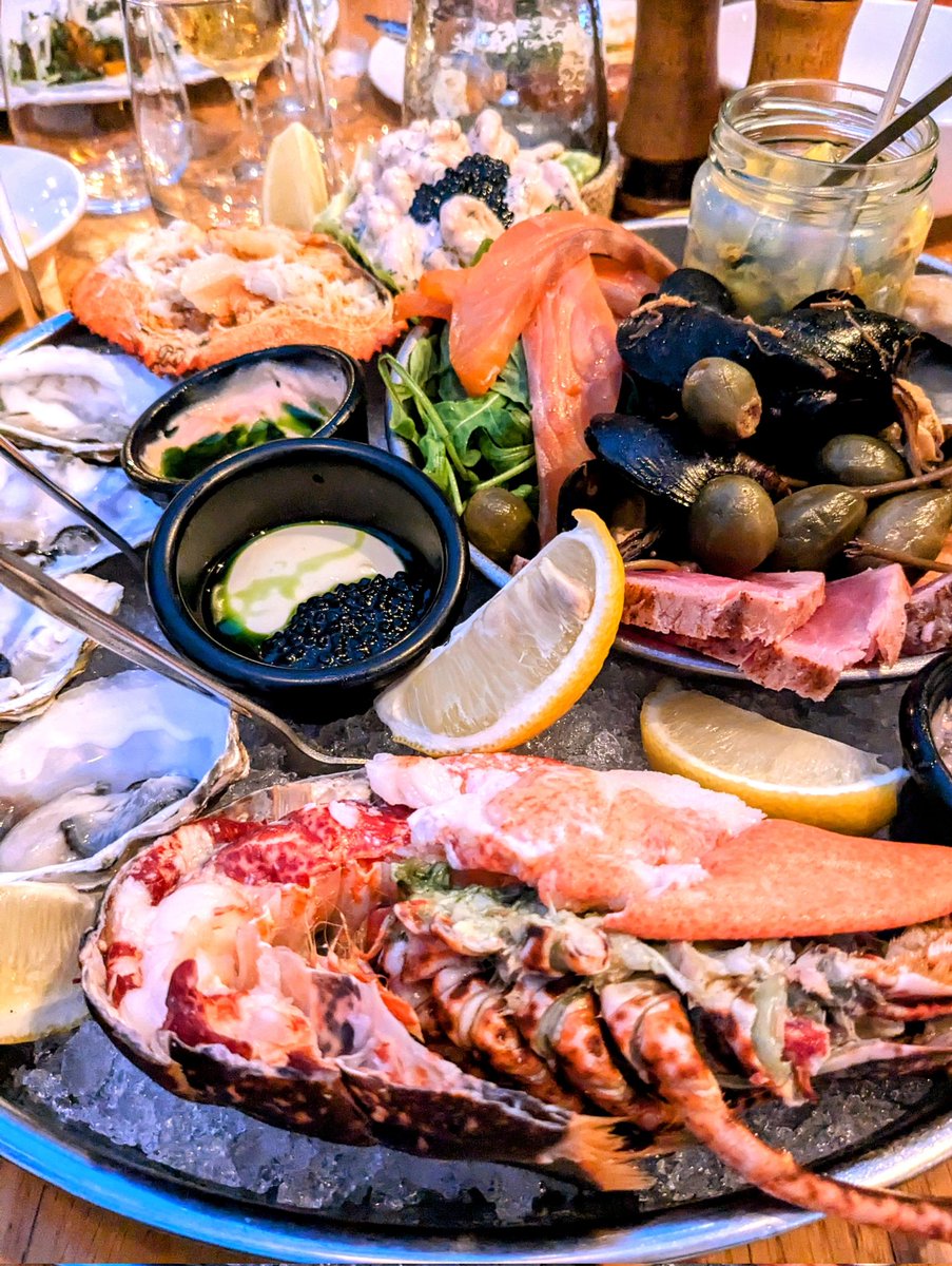 That was quite a #seafood platter. Just to be clear this was for sharing with friends. I was told to. 🦞 #Brancaster <a href="/WhiteHorseBranc/">The White Horse</a>