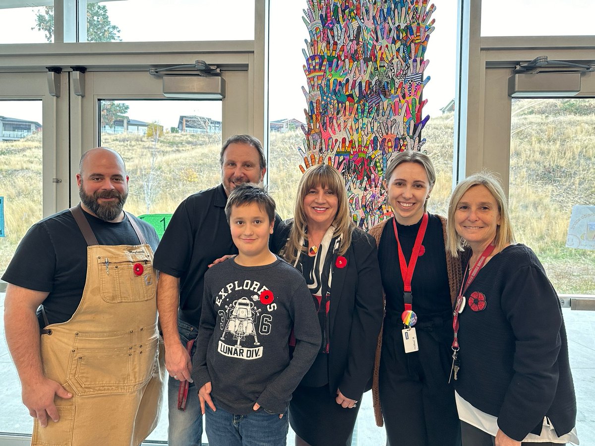 FraserCrew's tweet photo. Canyon Falls Middle school had an amazing and unique way to remember our veterans with a poignant and meaningful remembrance in each of their individual Pod Communities which was Students led.
#RemembranceDay #remember #lestweforget #sd23learns #sd23ed #sd23 #kelowna https://t.co/yxXMlnKOa2