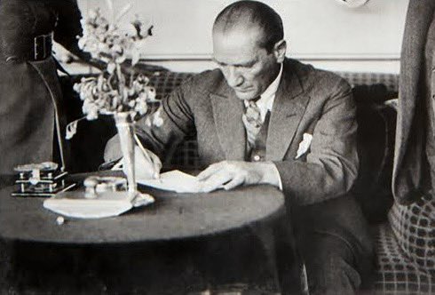 “Her şeye rağmen muhakkak bir nura doğru yürümekteyiz. Bende bu imanı yaşatan kuvvet, yalnız, aziz memleketim ve milletim hakkındaki sonsuz sevgim değil, bugünün karanlıkları, ahlaksızlıkları, şarlatanlıkları içinde sırf vatan ve hakikat aşkı ile ışık serpmeye ve aramaya çalışan