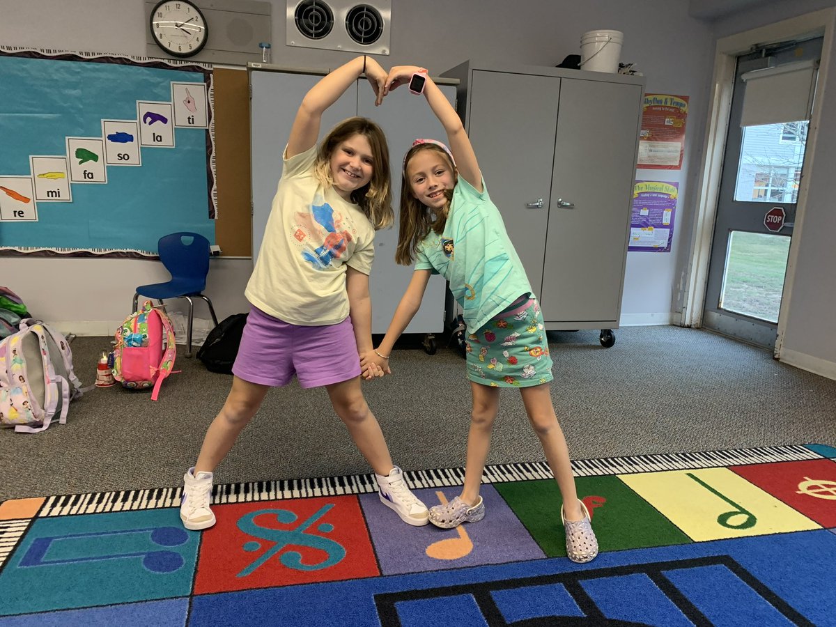 mobrien_KCC's tweet photo. Having fun at the Coombs School yoga club making human hearts with Mrs. Burd 💙 https://t.co/s0KA4imVl2