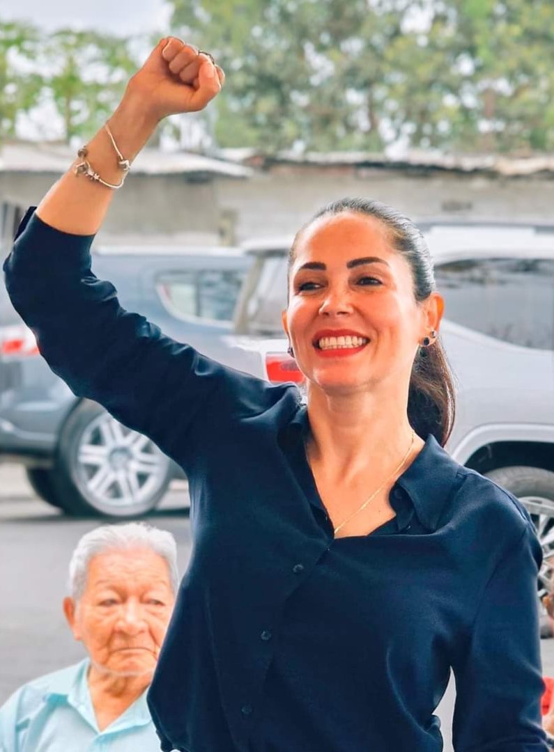 Enamorado 😍 de mi querida Presidenta RC5 <a href="/LuisaGonzalezEc/">Luisa González</a> , #LuisaYDiego2025 #LuisaGonzález #LuisaPresidenta #ElResurgirDeLaPatria #ElPoderDeLaGente #RevivirEcuador 🇪🇨✊✅🖐️
<a href="/MashiRafael/">Rafael Correa</a> <a href="/Fcedenor23/">Fernando Cedeño R</a> <a href="/ecuarauz/">Andrés Arauz</a> <a href="/IngridBravoRuiz/">Ingrid Bravo Ruiz</a> <a href="/ramon_yofre/">Yofre Ramón Mendoza Zambrano</a> <a href="/JPV_ec/">Juan José Peña</a> @WalterMelo20 <a href="/DiegoBorjaPC/">Diego Borja Cornejo</a>