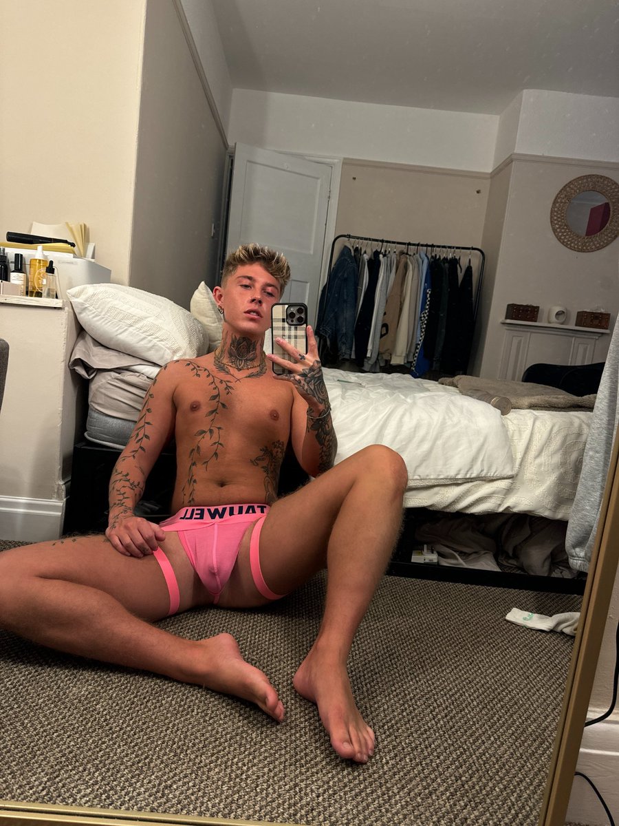 Retweet if you like me in pink 😜