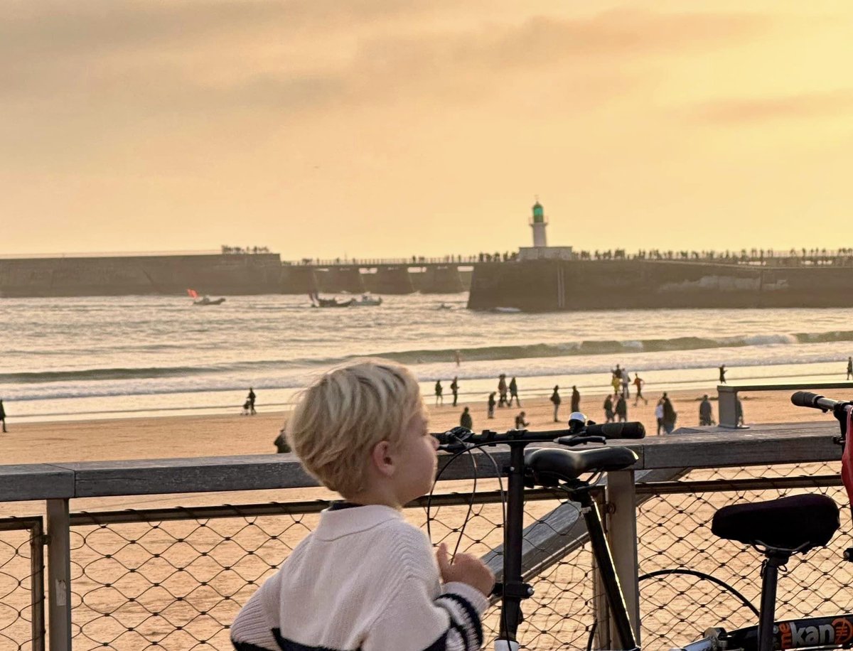 VilleDesSables's tweet photo. Nous avons encore profité d'une superbe journée aux Sables d'Olonne. 😎
Dernier dodo avant le grand départ du @VendeeGlobe  Globe. Rendez-vous à l'aube sur le Chenal.

🥳 Cornes de brume, sourires et applaudissements de rigueur. https://t.co/UGKjnz7zqQ