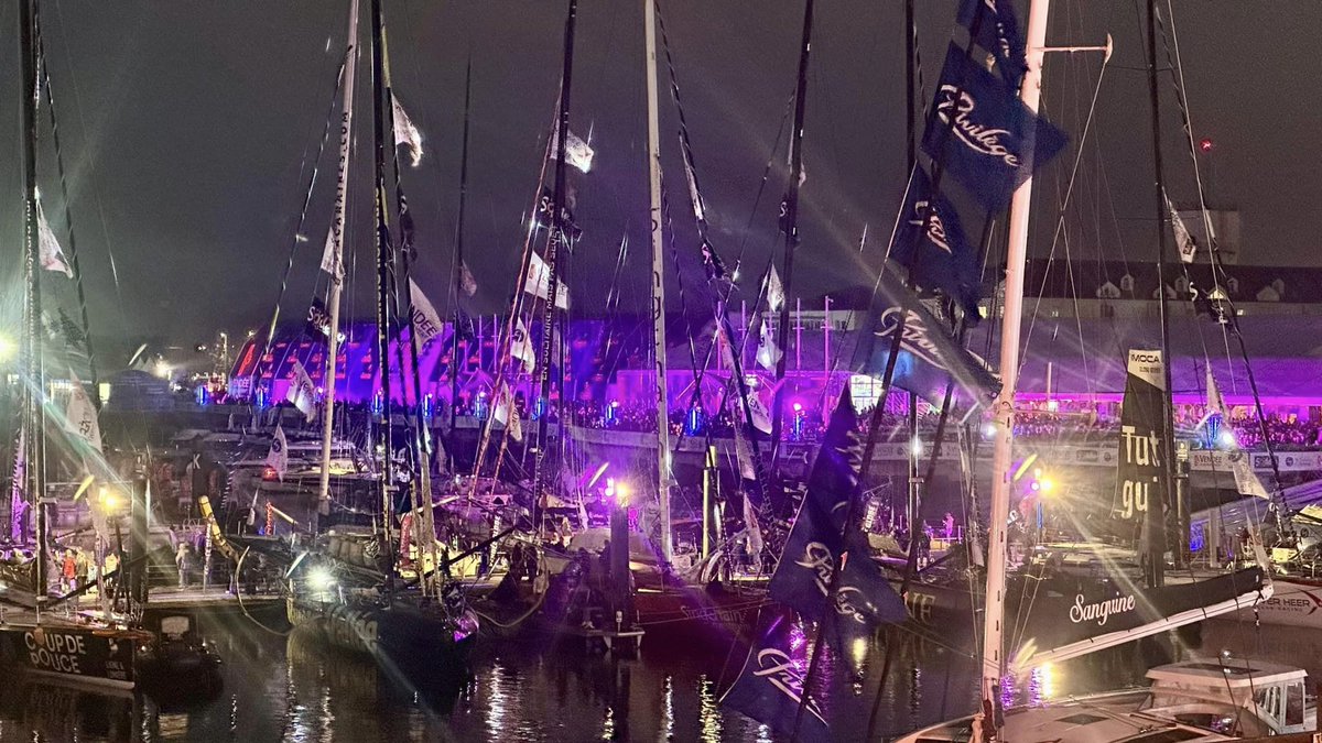 VilleDesSables's tweet photo. Nous avons encore profité d'une superbe journée aux Sables d'Olonne. 😎
Dernier dodo avant le grand départ du @VendeeGlobe  Globe. Rendez-vous à l'aube sur le Chenal.

🥳 Cornes de brume, sourires et applaudissements de rigueur. https://t.co/UGKjnz7zqQ