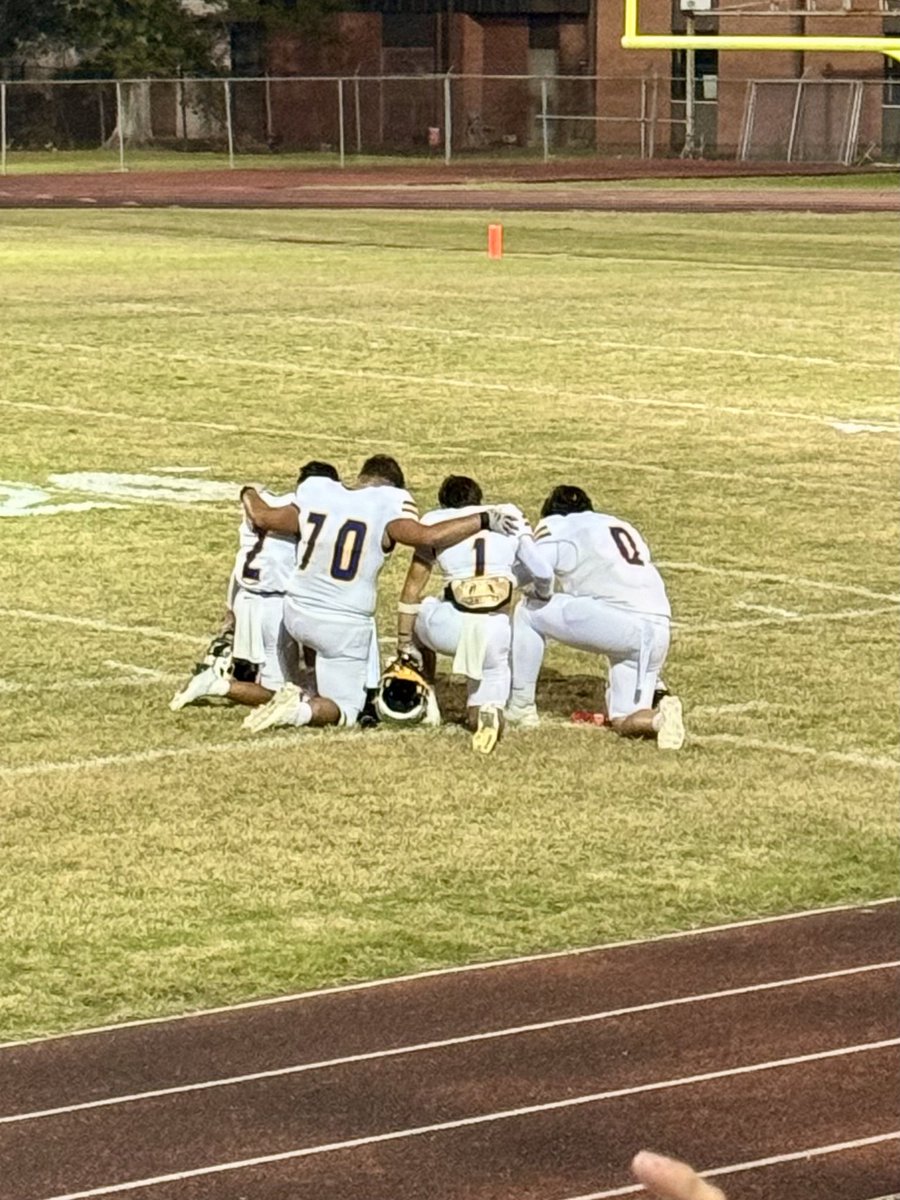 p_latch92's tweet photo. #2 @fontnoah2 coming back from a fractured leg pretty strong on defense.
#geauxknights #southbeauknights @LHSAAsports #blockedfg #int #pick #uncommitted #football #letsgeaux https://t.co/O4U0b2R7lL