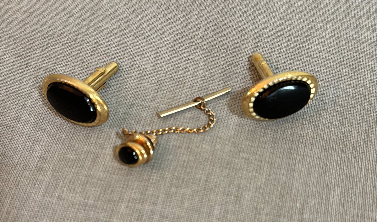 im_zack11's tweet photo. @dieworkwear question for you, what is the usage of the middle tuxedo stud? Wedding tonight and curious how I would use it! https://t.co/KJ0Rc95JcH