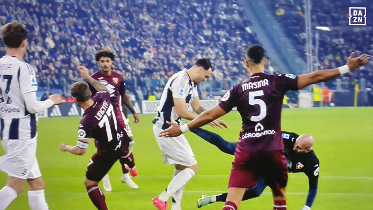 ZZiliani's tweet photo. Continua la meritoria opera educativa degli arbitri italiani che nei confronti dei giocatori della Juventus, in particolare Gatti, usano il metodo Montessori: nessun cartellino ma severe ramanzine. Dopo Abisso che a Udine ha atteso la fine della partita per rimproverare Conceiçao forte della presenza di Motta, ecco Sozza che fa il sermone a Gatti, il discolo della compagnia che come noto va sempre trattato con i guanti. L’arbitro assistente sociale è un’esclusiva della Serie A made in Italy. 
#JuventusTorino