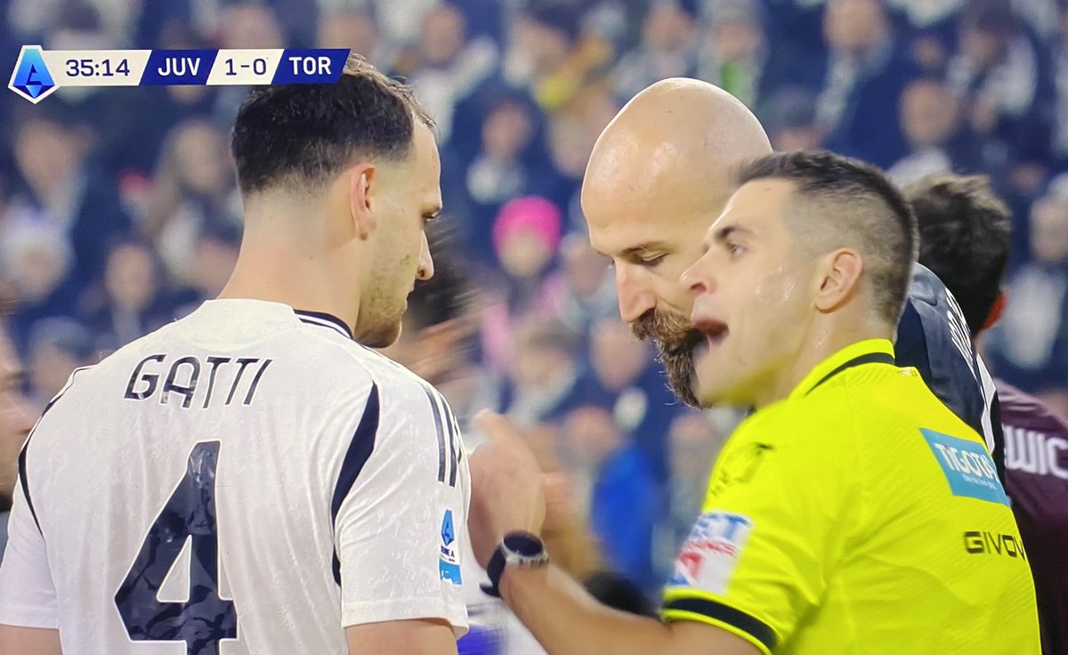 ZZiliani's tweet photo. Continua la meritoria opera educativa degli arbitri italiani che nei confronti dei giocatori della Juventus, in particolare Gatti, usano il metodo Montessori: nessun cartellino ma severe ramanzine. Dopo Abisso che a Udine ha atteso la fine della partita per rimproverare Conceiçao forte della presenza di Motta, ecco Sozza che fa il sermone a Gatti, il discolo della compagnia che come noto va sempre trattato con i guanti. L’arbitro assistente sociale è un’esclusiva della Serie A made in Italy. 
#JuventusTorino
