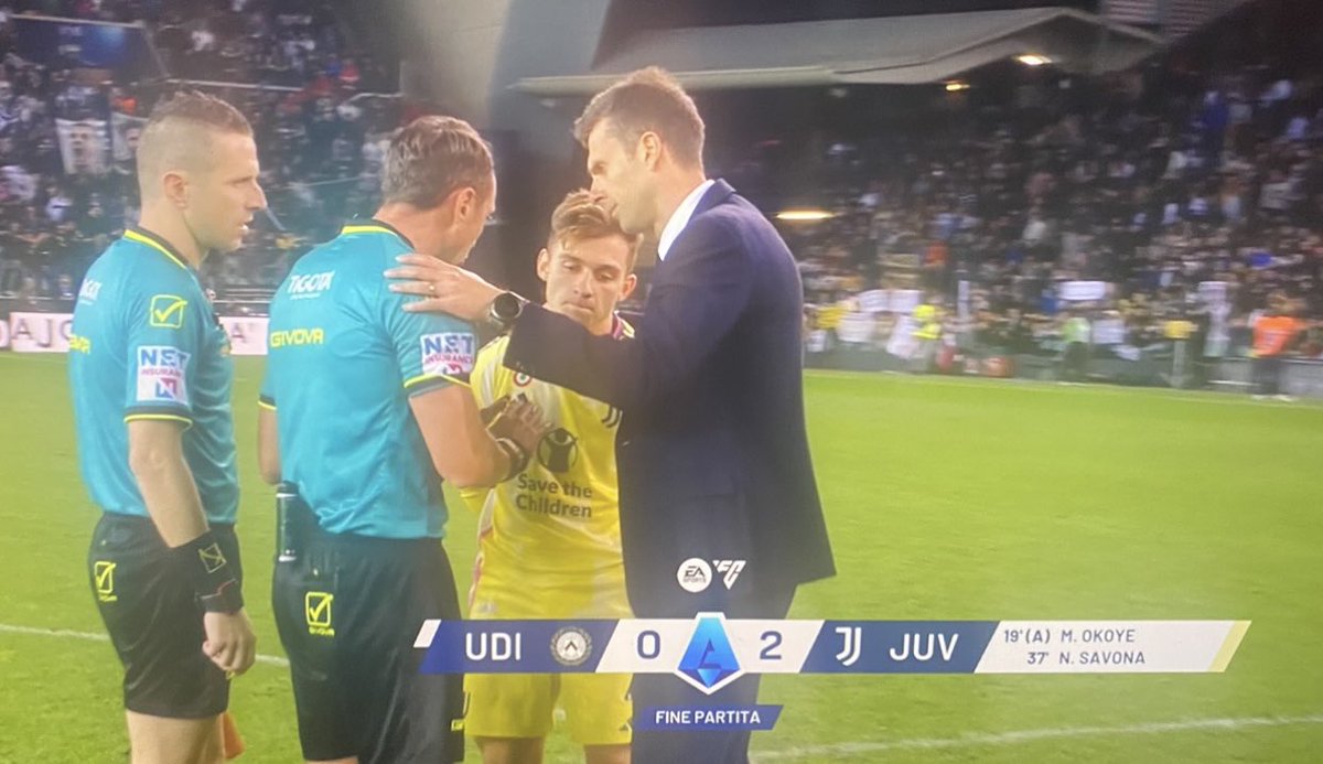 ZZiliani's tweet photo. Continua la meritoria opera educativa degli arbitri italiani che nei confronti dei giocatori della Juventus, in particolare Gatti, usano il metodo Montessori: nessun cartellino ma severe ramanzine. Dopo Abisso che a Udine ha atteso la fine della partita per rimproverare Conceiçao forte della presenza di Motta, ecco Sozza che fa il sermone a Gatti, il discolo della compagnia che come noto va sempre trattato con i guanti. L’arbitro assistente sociale è un’esclusiva della Serie A made in Italy. 
#JuventusTorino