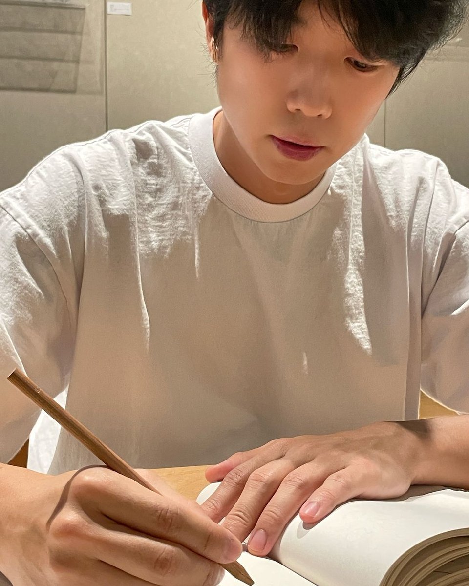 2pmalways's tweet photo. [2PM IG]
The vibe Real2PM wanted: A college senior studying together in the library after class 🐤

#InReality #Noisy #Mischievous #Playful #CollegeJunior🐣 
 https://t.co/shDTwAjLWU https://t.co/WboXo576Ij