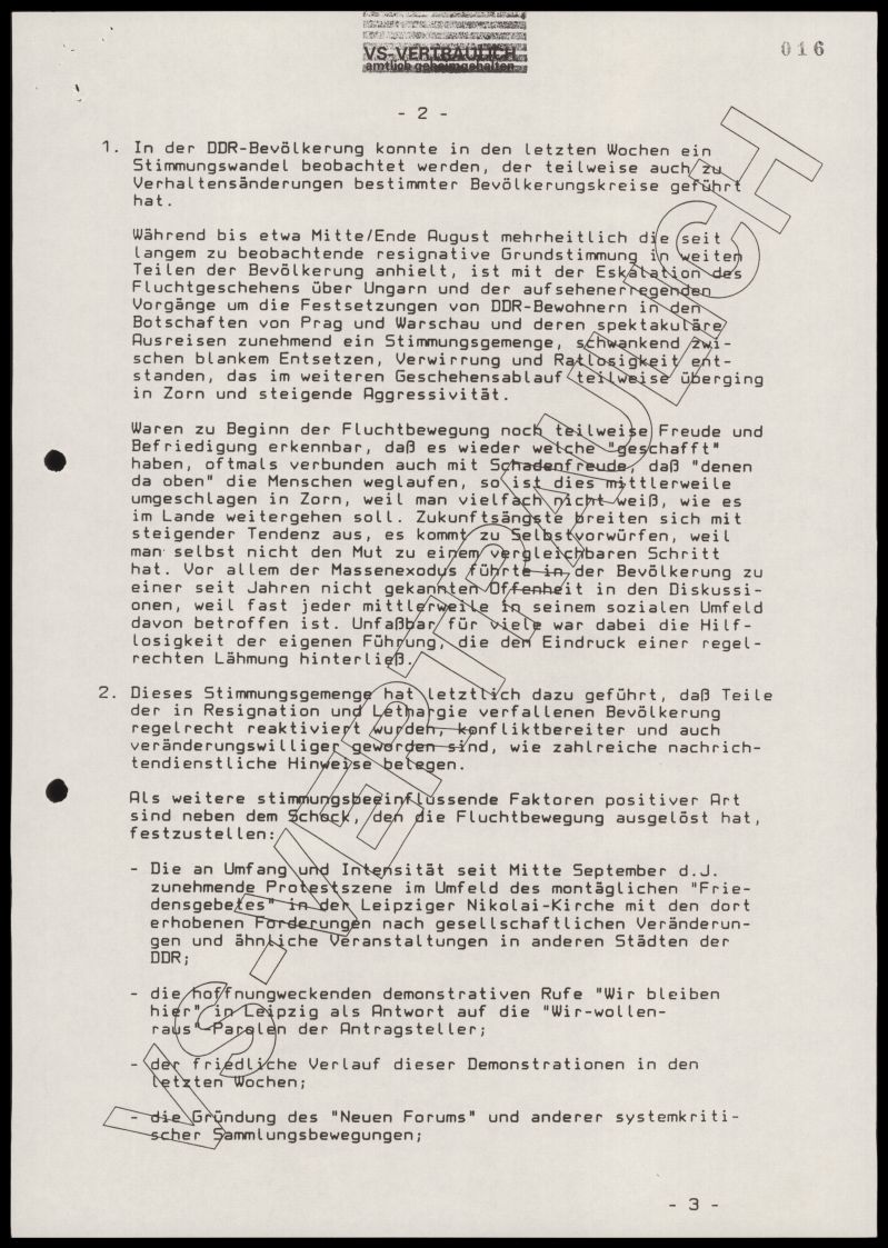 hubertus_knabe's tweet image. Ungefähr um diese Zeit vor 35 Jahren ließen die Posten am Grenzübergang Bornholmer Straße die ersten #DDR-Bürger nach West-Berlin ausreisen. Um nicht die Plattheiten zu wiederholen, die zum #Mauerfall  oft zu hören sind, gibt es hier zur Abwechselung mal einen Bericht des BND:
