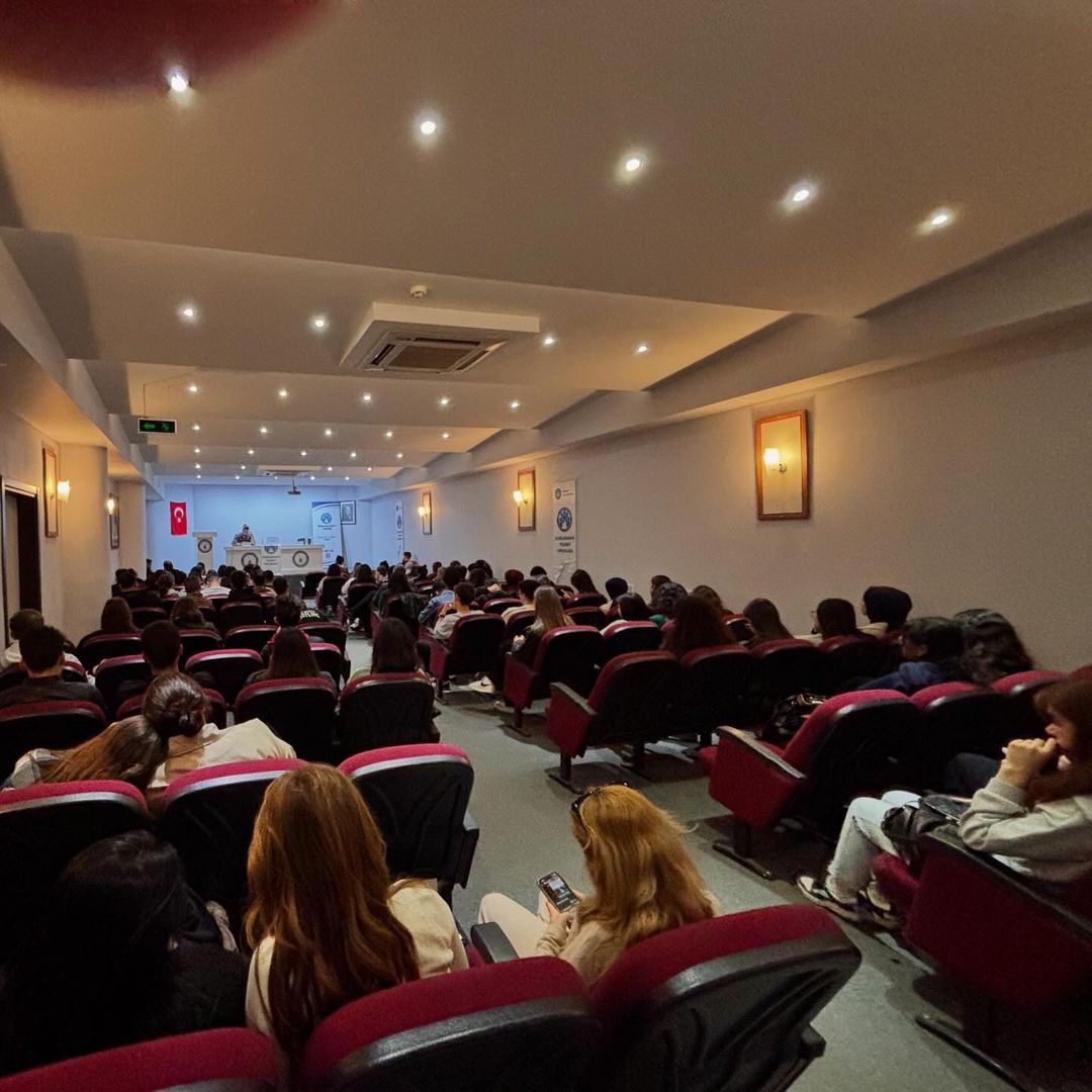 uludaguatt's tweet photo. Okulumuzda Uluslararası Ticaret Topluluğu Olarak gerçekleştirdiğimiz seminerde bizlerle birlikte olan,Transjet Global Lojistik Firması’nın kurucu ortağı Oğuzhan Balmumcu’ya Uluslararası Lojistik alanında verdiği bilgilerden dolayı kendisine teşekkür ederiz. https://t.co/N0s3jjOXJa