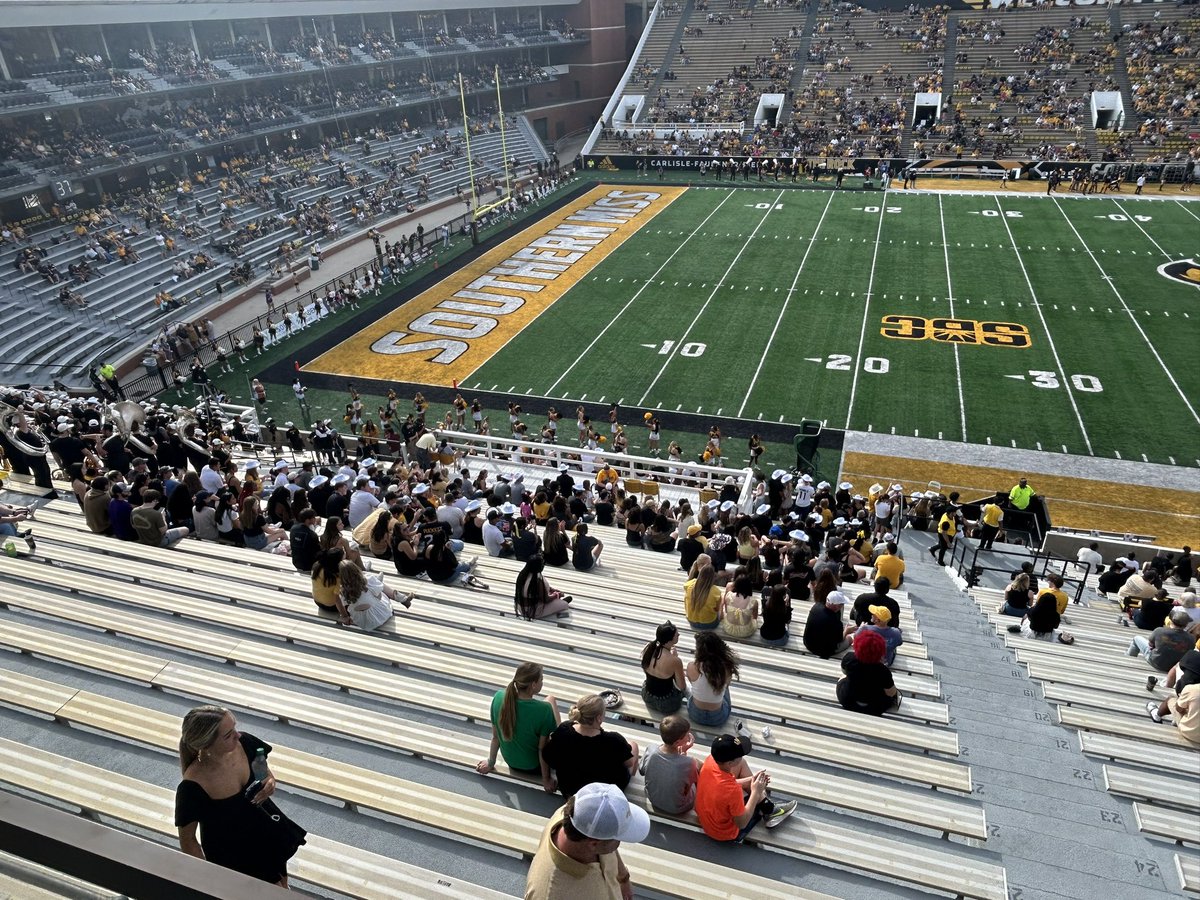 Mustard Buzzard Bleacher Creature™️ tweet media