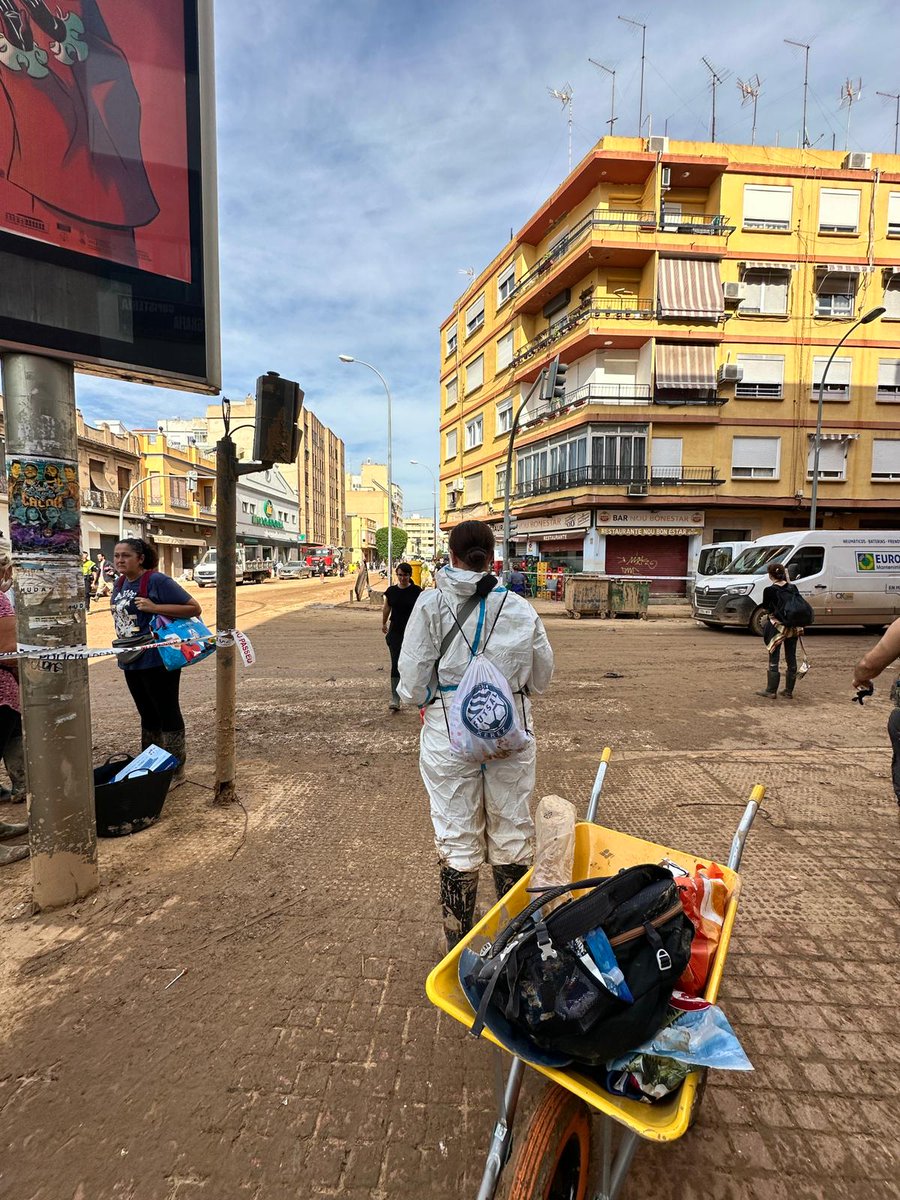 XerezDFC_Futsal's tweet photo. Kimberly, pareja de nuestro jugador Pablo Sucino, está en Valencia sumando su granito de arena como voluntaria, demostrando una vez más el espíritu de entrega y solidaridad que nos une 💙 https://t.co/LtOt2QwxZ8