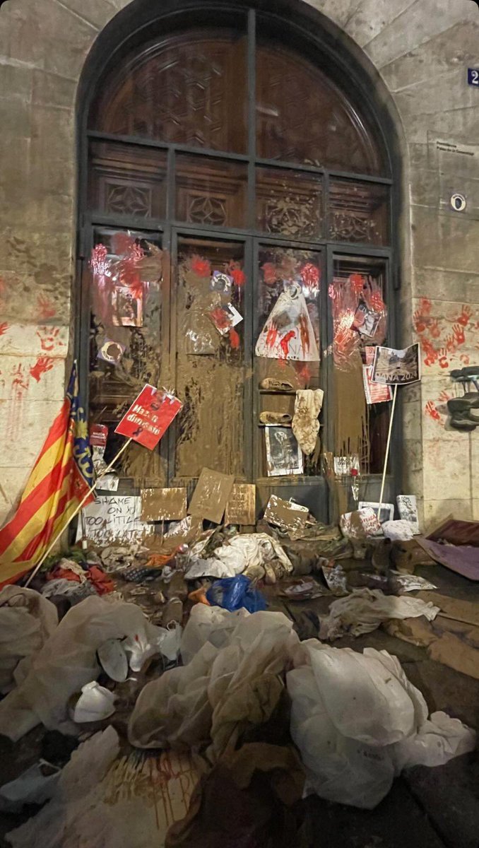 ESdiarioCV's tweet photo. Así ha quedado el Palau de la Generalitat tras la manifestación contra Carlos Mazón. Salvajismo puro. El Ayuntamiento de Valencia también ha sido atacado https://t.co/9sOt2pmrNQ