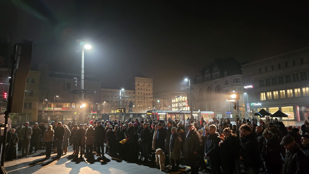 dubisthallede's tweet photo. “Jetzt ist aber mal gut hier mit der Scheiße”: Mann stört Pogromgedenken in Halle
https://t.co/ZaiwOFeb0H https://t.co/n2kX773Umv
