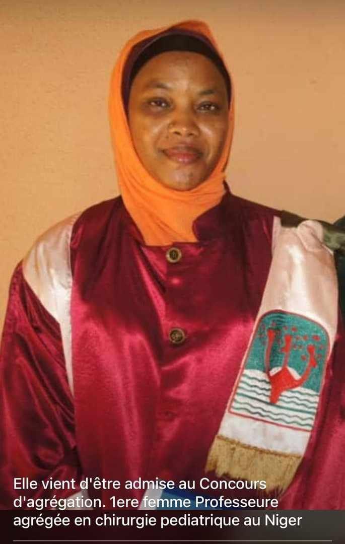 Retenez ce nom Pr Helle Moustapha.
Elle est admise au concours d'agrégation en chirurgie pédiatre et a battu à plate couture hommes et femmes en se classant 1ère devant des candidats de plusieurs pays.Elle devient la première femme Nigérienne professeure dans son domaine🇳🇪