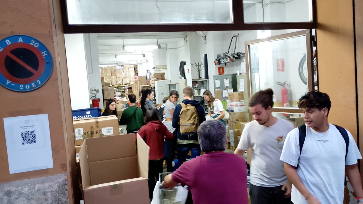 En Valencia ya estamos recibiendo varios tráilers de suministros y llegarán más: desde Avilés, Murcia, Madrid, Zaragoza o Barcelona. Un gran esfuerzo que se ha resuelto, teniendo en cuenta que somos una red de voluntarixs y no una empresa de logística. Seguimos aprendiendo.