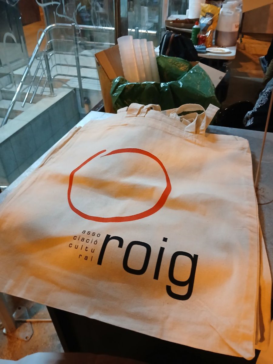 Avui celebrant l'aniversari de l'@ateneu_roig a plaça Joanic. 15 anys de lluita, cultura i barri !