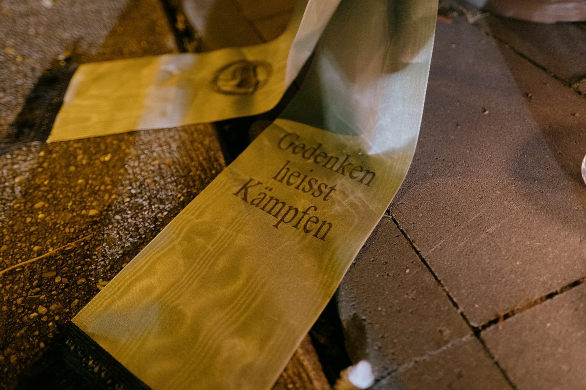 In #Bielefeld beteiligten sich heute mehrere hundert Antifaschist:innen an der diesjährigen »Gedenken heisst Kämpfen«-Demonstration. Anlass war der 86. Jahrestag der Novemberpogrome. Die Demo endete traditionell am Gedenkstein, wo 1938 die alte Synagoge abgebrannt worden ist.