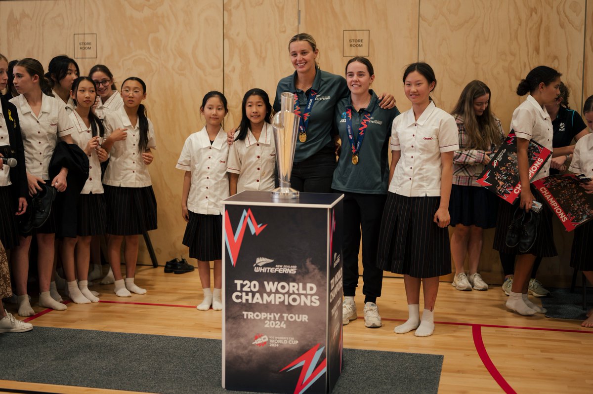 Special stop at Baradene College for Molly Penfold and Fran Jonas, former students now World Champions! #WHITEFERNSTrophyTour #CricketNation 📷 = NZC
