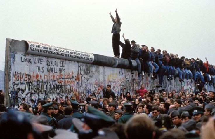 Ac131Alex's tweet image. Nada es imposible, nada es para siempre.
Hoy 35 años de uno de los hechos más hermosos y relevantes del siglo pasado la Caída del Muro de Berlín no hay totalitarismo cuando el valor, el amor y las ganas de Libertad son mayores.