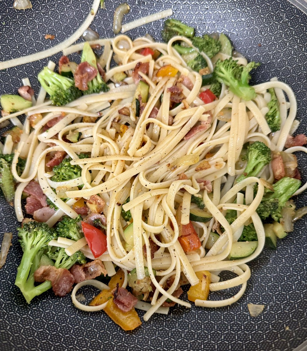 Piroska_Bata's tweet image. Finally got all my stuff over to the island - and made a big stir fry of whatever veggies I had - #linguine- #bacon and some shredded #mozarella cheese - seasoned with #vegeta and extra cracked #blackpepper… #delicious  🤤 #homemade #dinner