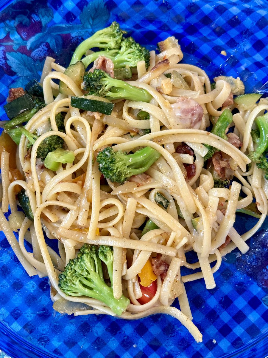 Piroska_Bata's tweet image. Finally got all my stuff over to the island - and made a big stir fry of whatever veggies I had - #linguine- #bacon and some shredded #mozarella cheese - seasoned with #vegeta and extra cracked #blackpepper… #delicious  🤤 #homemade #dinner