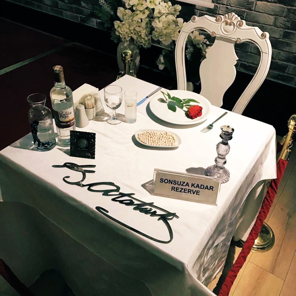 Masa bile olayı çözmüş, ben daha ne diyim! Sevgi, minnet ve özlemle…. 🫶🏼 
#10Kasım193oo