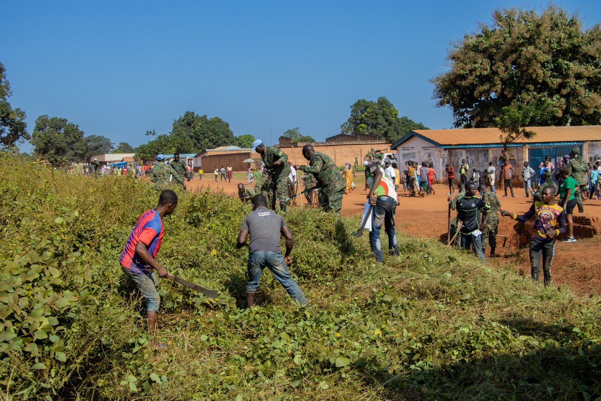 RwandaMoD's tweet photo. Rwanda Battle Group VI, operating under the United Nations Multidimensional Integrated Stabilization Mission in the Central African Republic (MINUSCA), partnered with the local community, leaders, UN personnel, and the Zambian Battalion in a joint community clean-up initiative aimed at improving public health in Bria Town and surrounding areas in Haute Kotto Prefecture. https://t.co/AMaHmkEwTW
