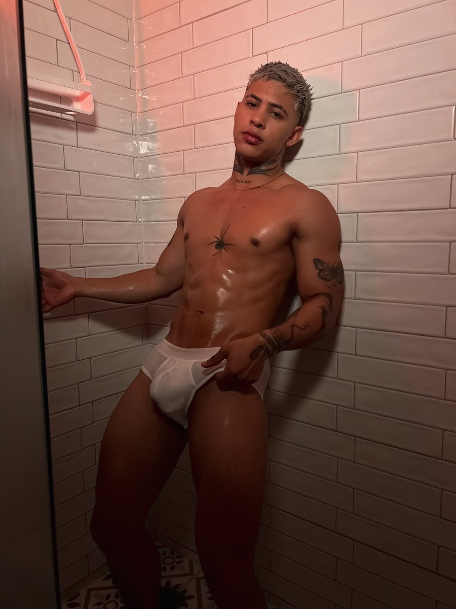 FreyderCantill's tweet photo. Te unes a mi ducha? Pero de rodillas 😜😈 https://t.co/oWfAx0SS68