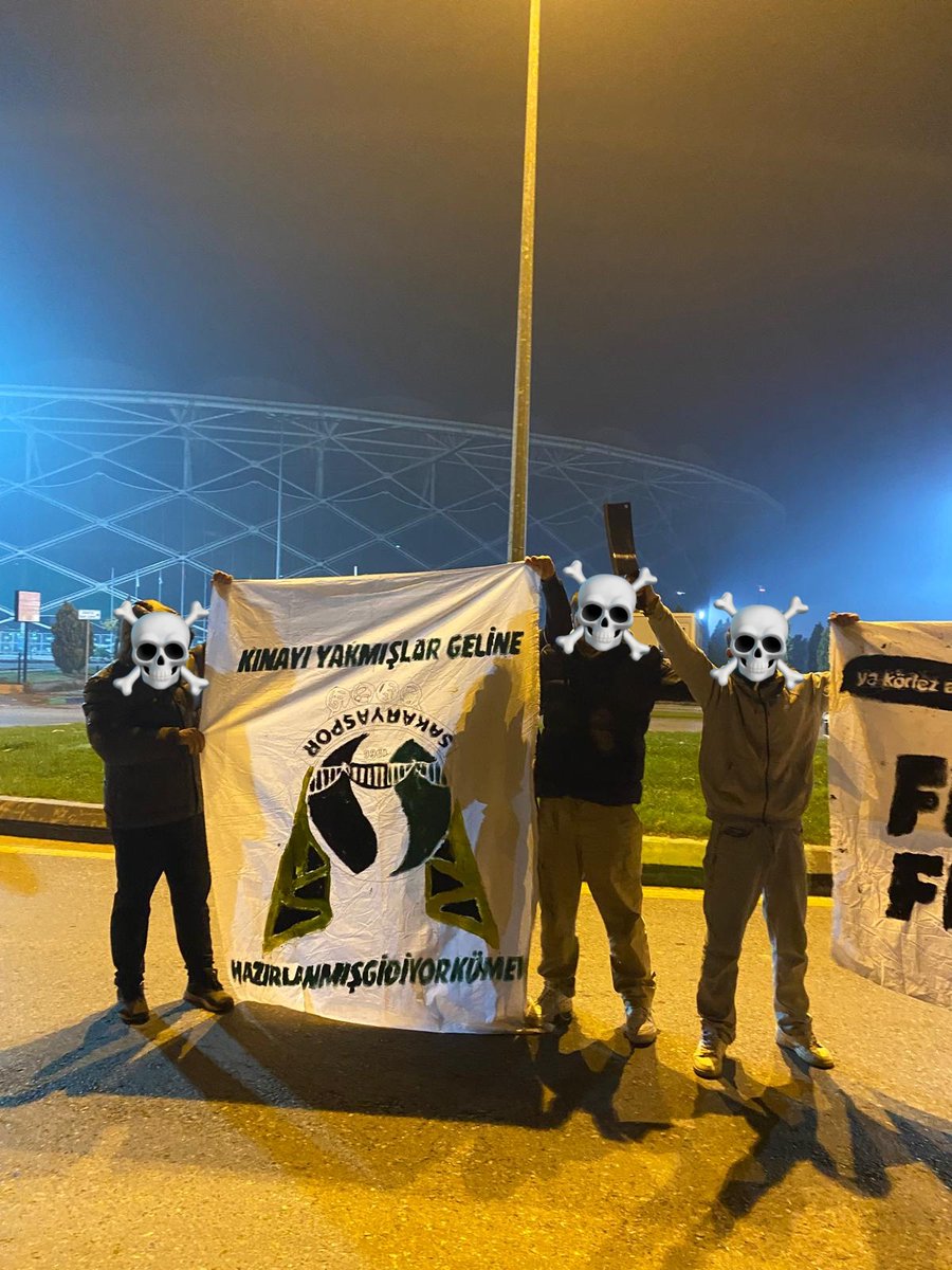 Kocaelispor taraftarları, derbi öncesi Sakarya Atatürk Stadı önünde pankart açtı.