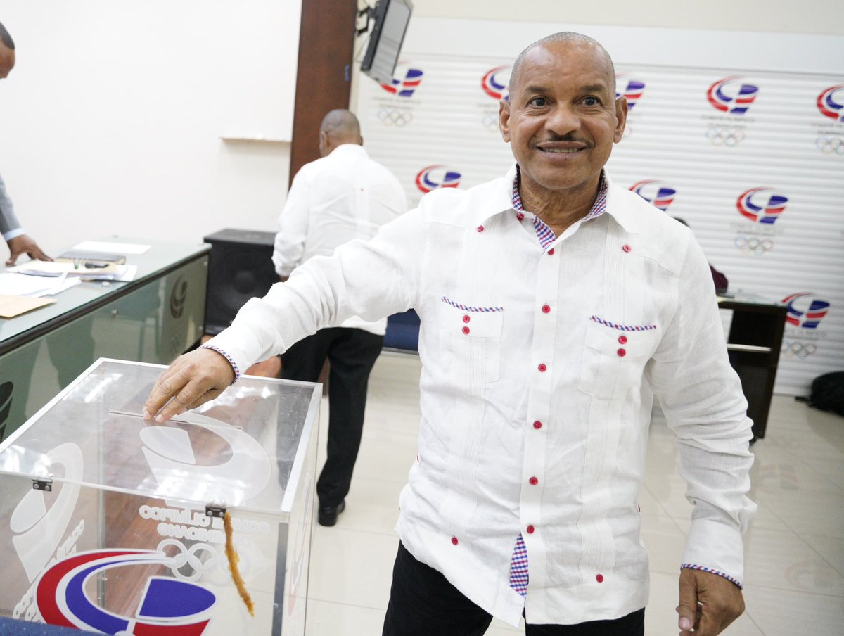 COLIMDO's tweet photo. El Comité Ejecutivo del Comité Olímpico Dominicano, felicita a Alexis Peguero Santos, quien ha sido electo presidente de la Federación Dominicana de Asociaciones de Atletismo para el periodo 2024-2028.

Les deseamos una gestión exitosa rumbo a #LA28 🏃🏾‍♂️🏃🏾‍♀️🇩🇴🔜🇺🇸.

#colimdo https://t.co/eipH8cTRit