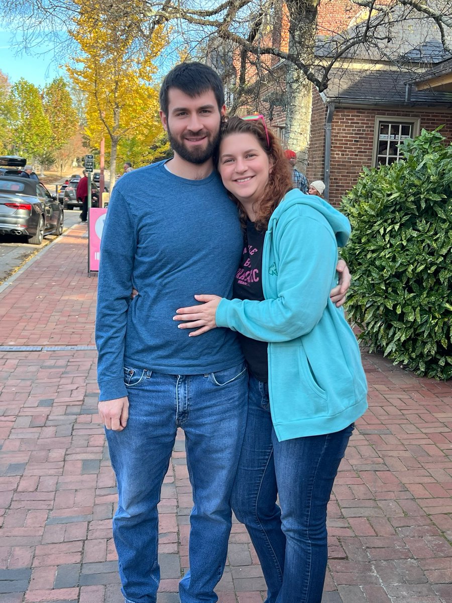 travel_run_lift's tweet image. Hanging out in Williamsburg with most of my favorite people today! It feels so good to have my family here. Just missing middle brother. 🥰 Haven’t seen one of my aunts since 2017! Missed my Sporky. 

#family #lovethem #happy