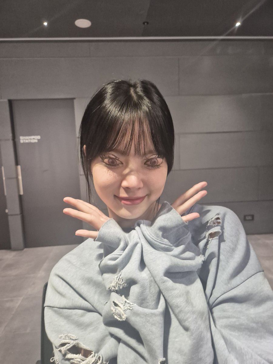 Manchae의 20살이라니
올 것이 드디어 왔구나 믿기지 않는다
우리의 이미 너무 성숙하고 지혜롭고 똑똑하고 다정한 홍은채!! 옆에서 생일 축하할 수 있다는 게 진심으로 행복해
앞으로도 많이 웃자 허허허홍홍홍
🌠

#열아홉의끝_그리고_은채의시작
#SmileyPotato_EunchaeDay 
#LE_SSERAFIM