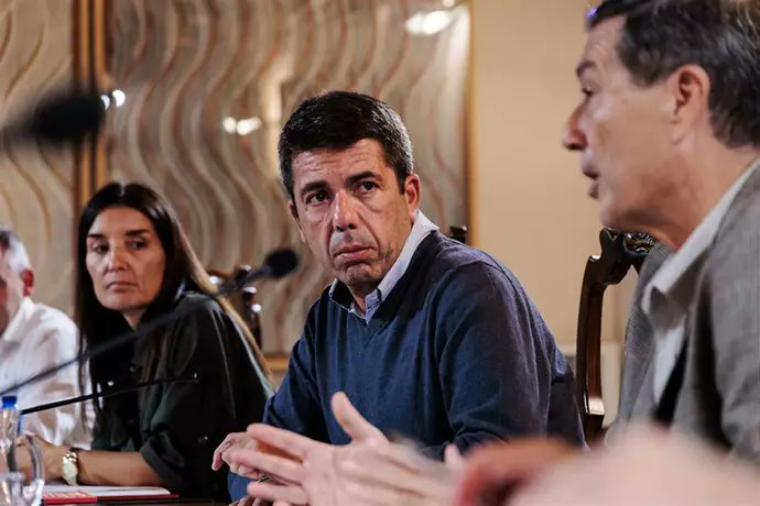 🗣️ Carlos Mazón se defiende de las acusaciones de Teresa Rivera de que le costó localizarle esa tarde: "Tenía como 200 llamadas de mi mujer, como para contestarte a ti"