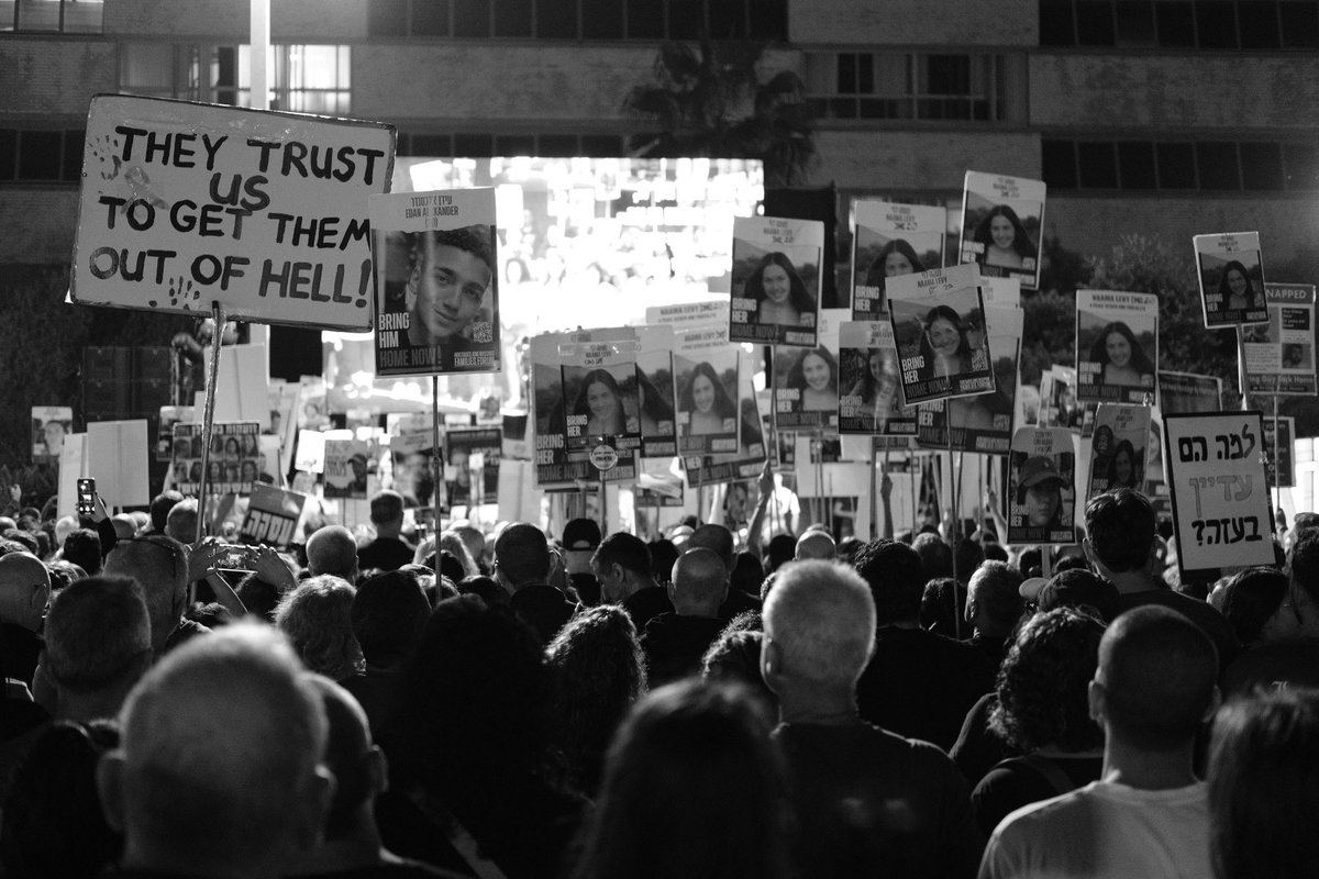 XperienceHumans's tweet image. Demonstrators gather in Tel Aviv to mark 400 days since the hostages were taken. 101 hostages remain in Gaza. Dozens are believed to be alive.