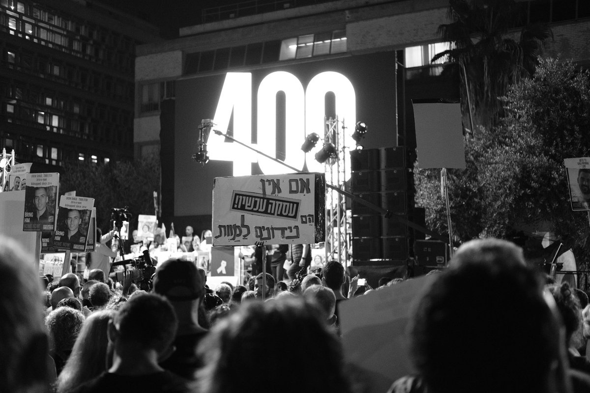 XperienceHumans's tweet image. Demonstrators gather in Tel Aviv to mark 400 days since the hostages were taken. 101 hostages remain in Gaza. Dozens are believed to be alive.