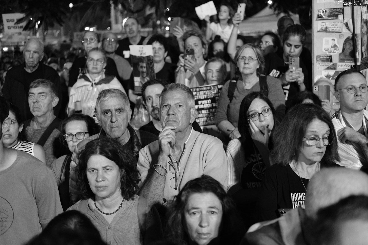 XperienceHumans's tweet image. Demonstrators gather in Tel Aviv to mark 400 days since the hostages were taken. 101 hostages remain in Gaza. Dozens are believed to be alive.
