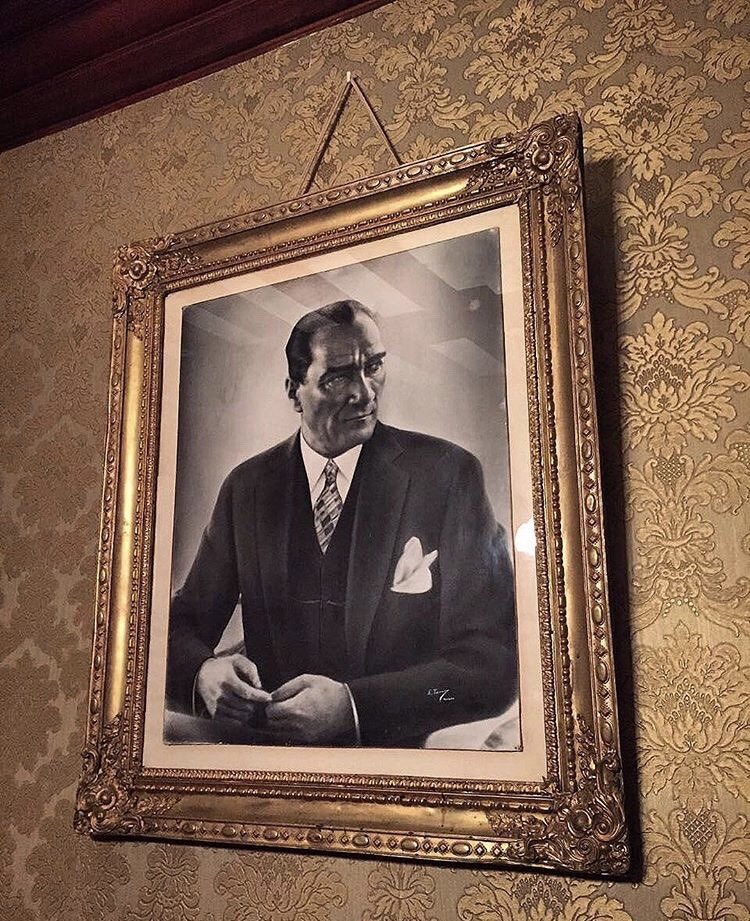 Sen çivisi çıkmış bu dünyada duvara asılmış en güzel fotoğrafsın.