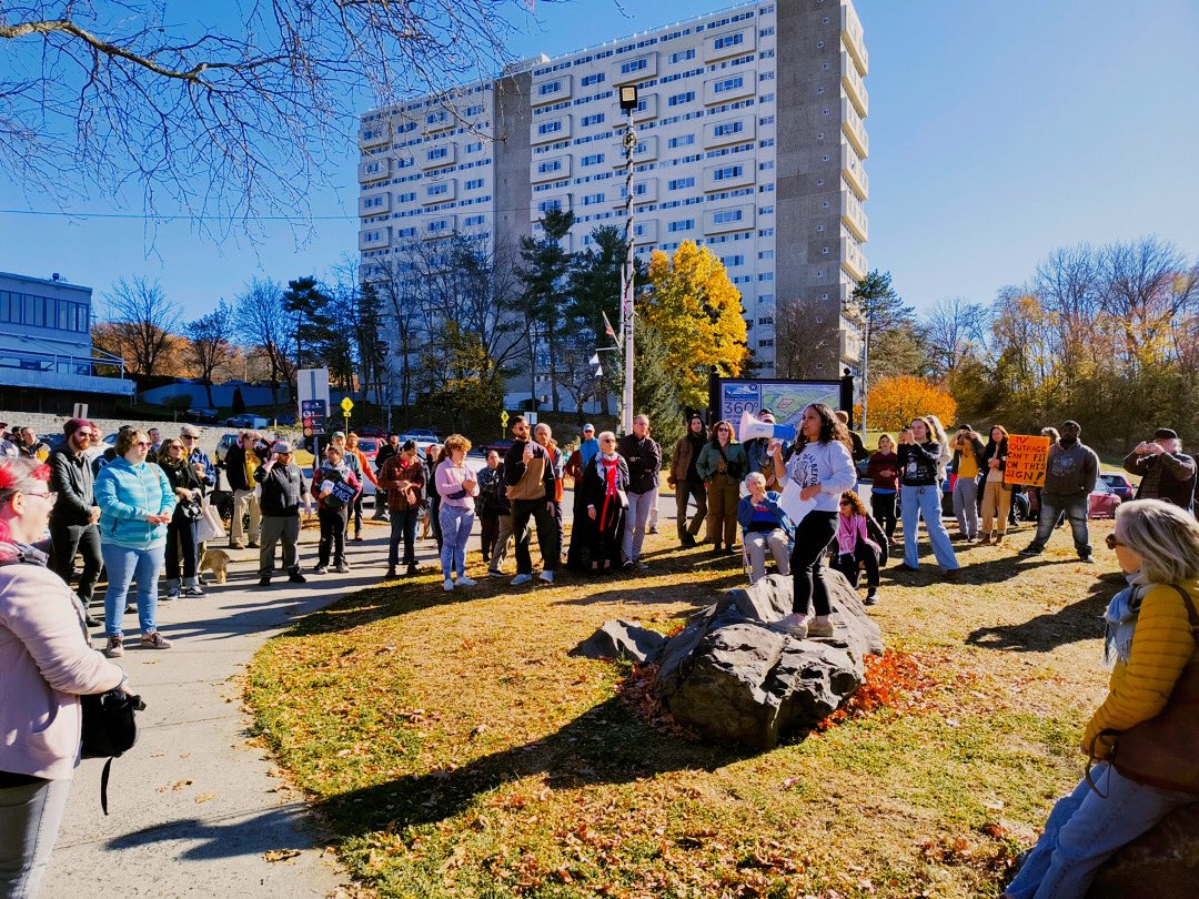 sarahana's tweet photo. A direct line runs through grocery prices and fascism: disillusionment in our democracy. 

Today we rallied for a mass movement to win a politics of imagination and ambition, possibilities and peace, and community and solidarity. 

Take the @mhvdsa pledge https://t.co/BkMmS3VavJ https://t.co/su3kfivQYg