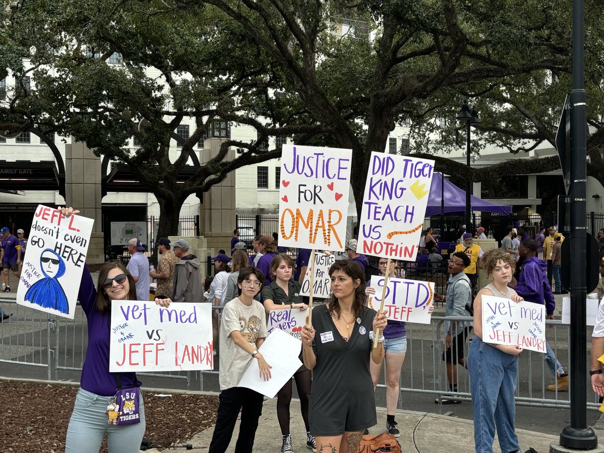 _NickKelly's tweet photo. Some protests outside the Mike the Tiger exhibit with Omar the Tiger set to be inside Tiger Stadium today https://t.co/cfM9oQNAYs