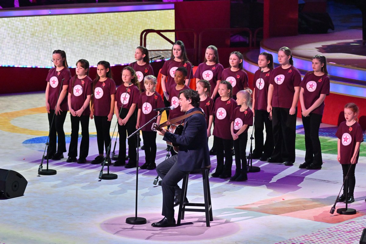 PoppyLegion's tweet photo. A celebration of young people in the Armed Forces community - @JackSavoretti performs Lean On Me accompanied by @S_C_CChoir.

#FestivalOfRemembrance https://t.co/Mlw5IqsyMN